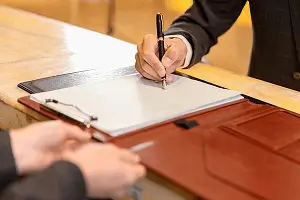 小区放哀乐违反什么法律